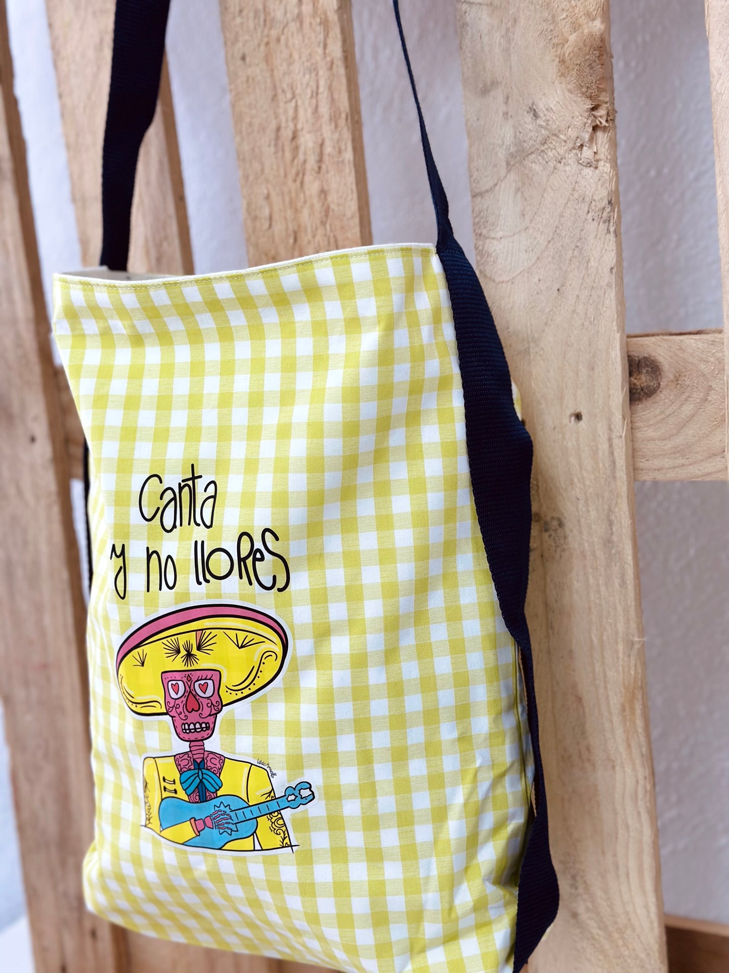 Bolso Tote canta y no llores amarillo