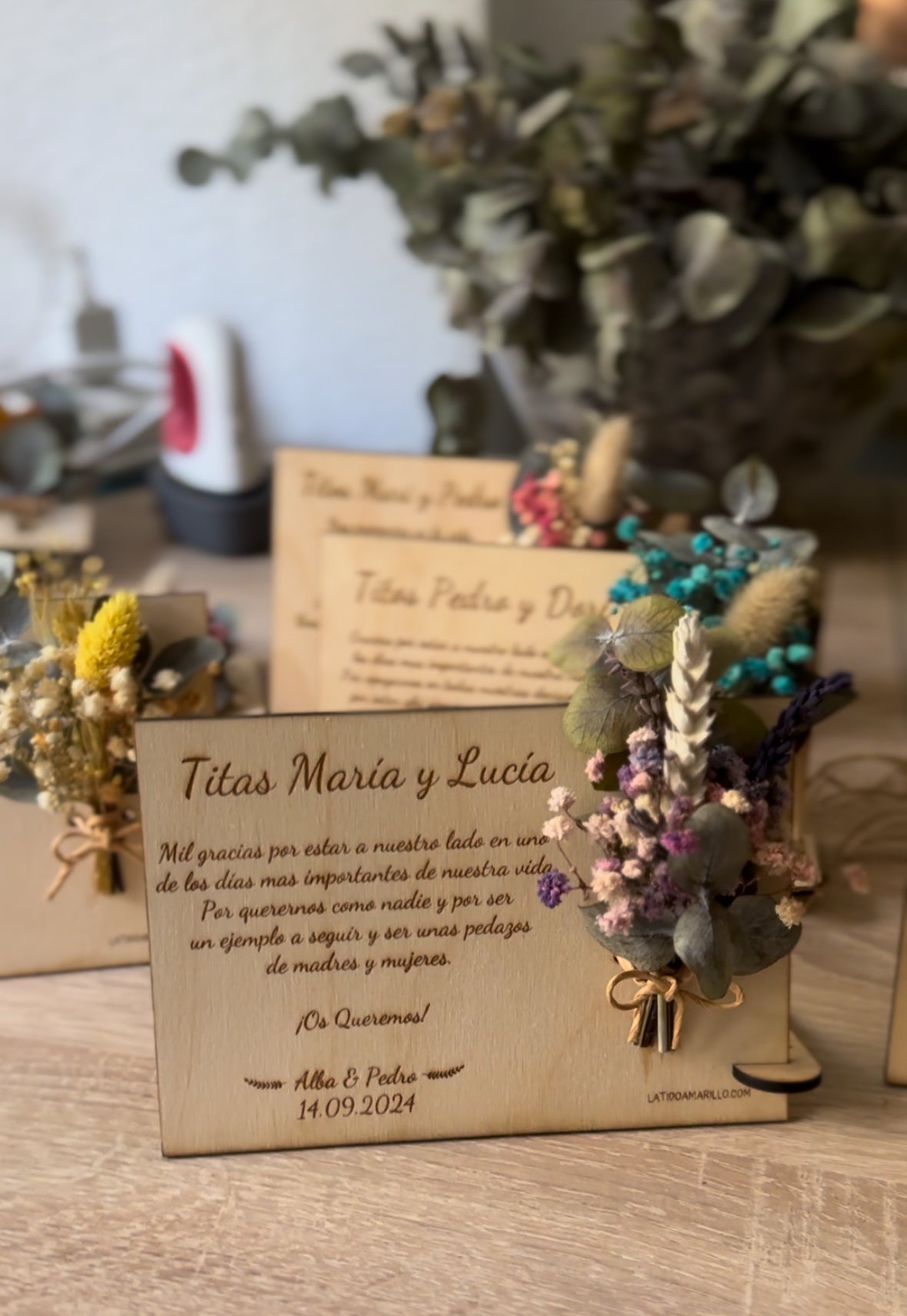 Placa de Madera Personalizada con flores preservadas