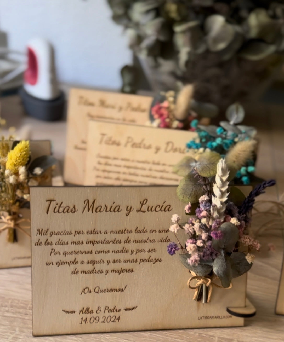 Placa de Madera Personalizada con flores preservadas