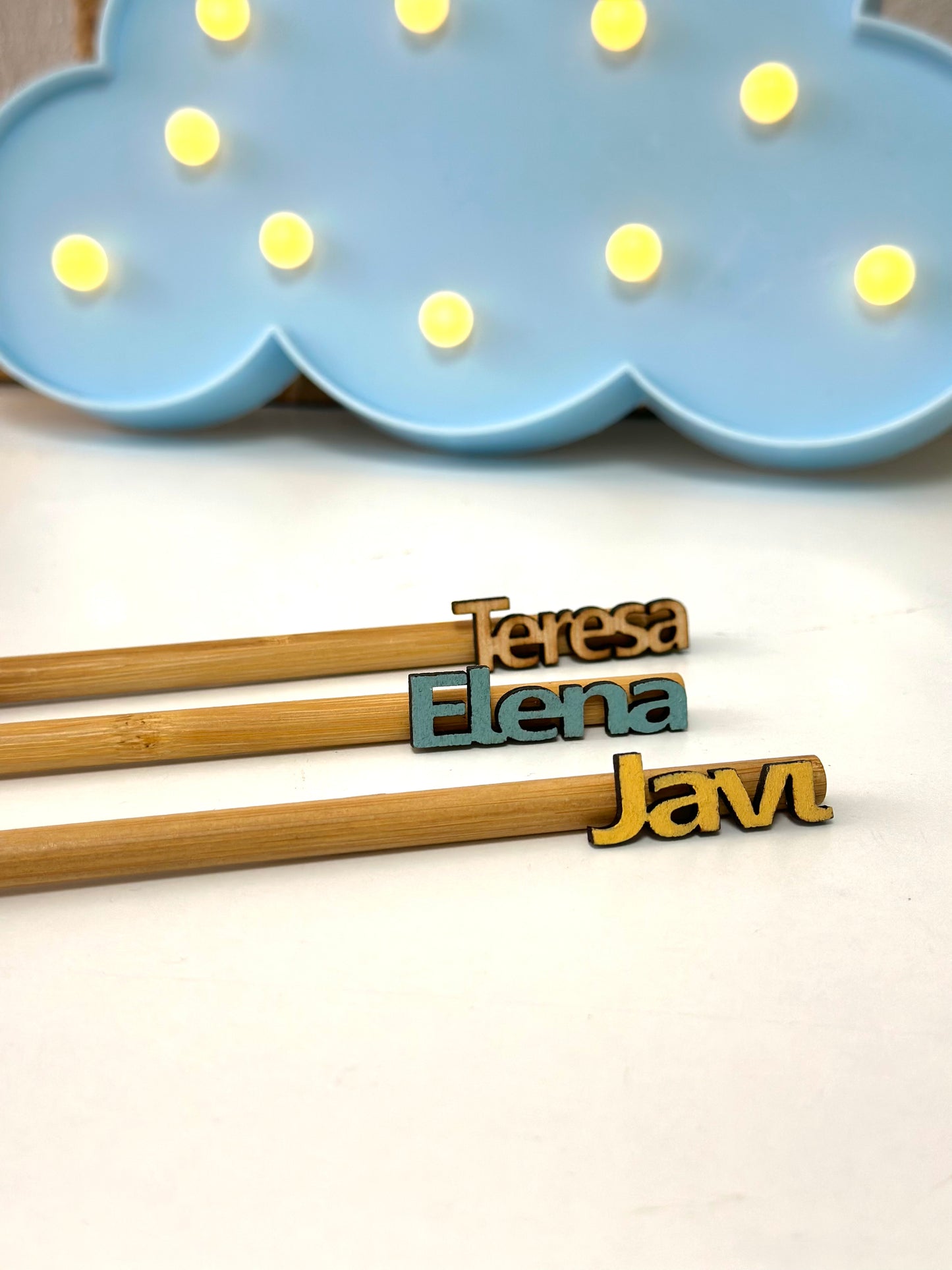 Lápices de madera con nombre.