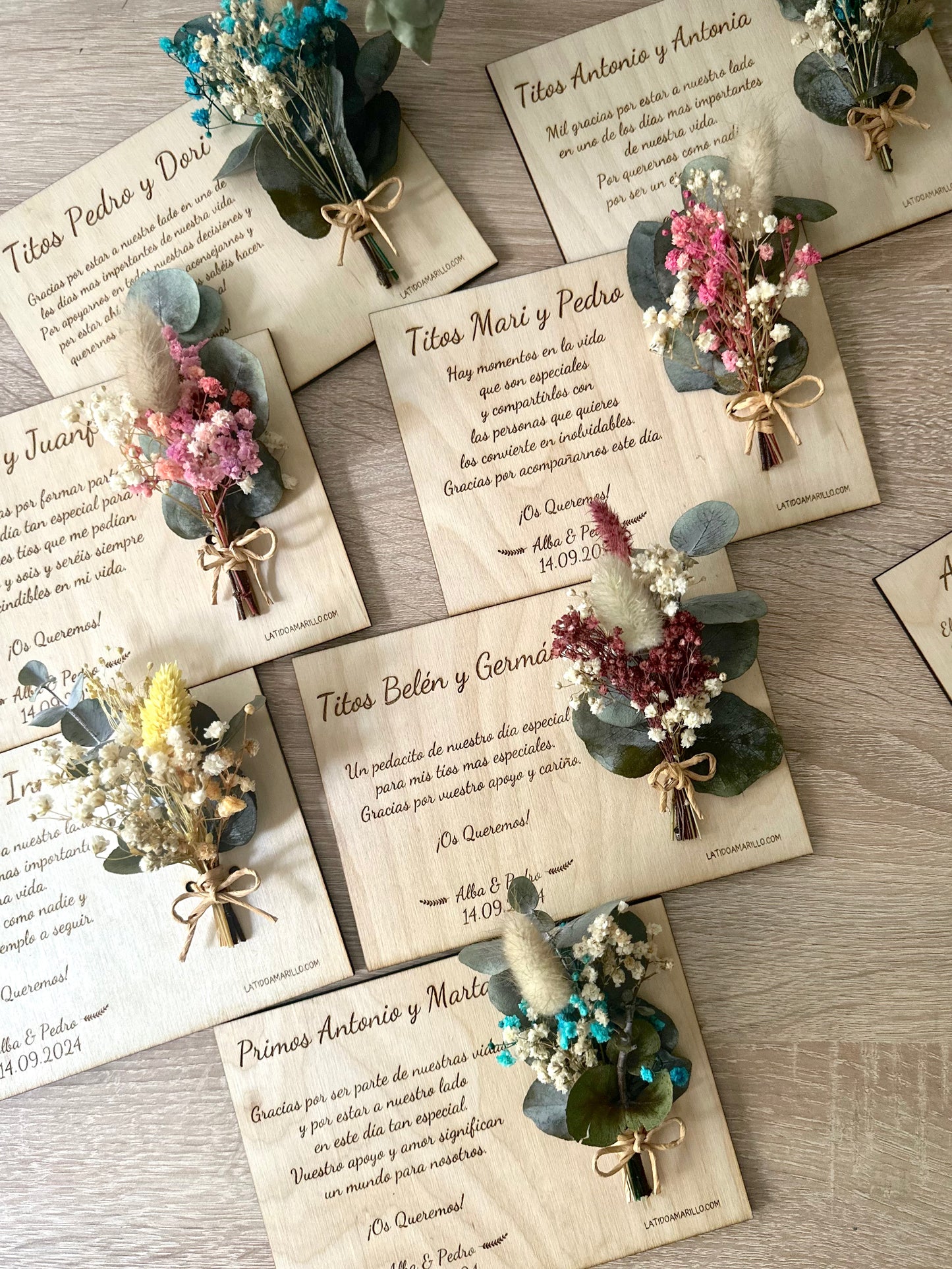 Placa de Madera Personalizada con flores preservadas