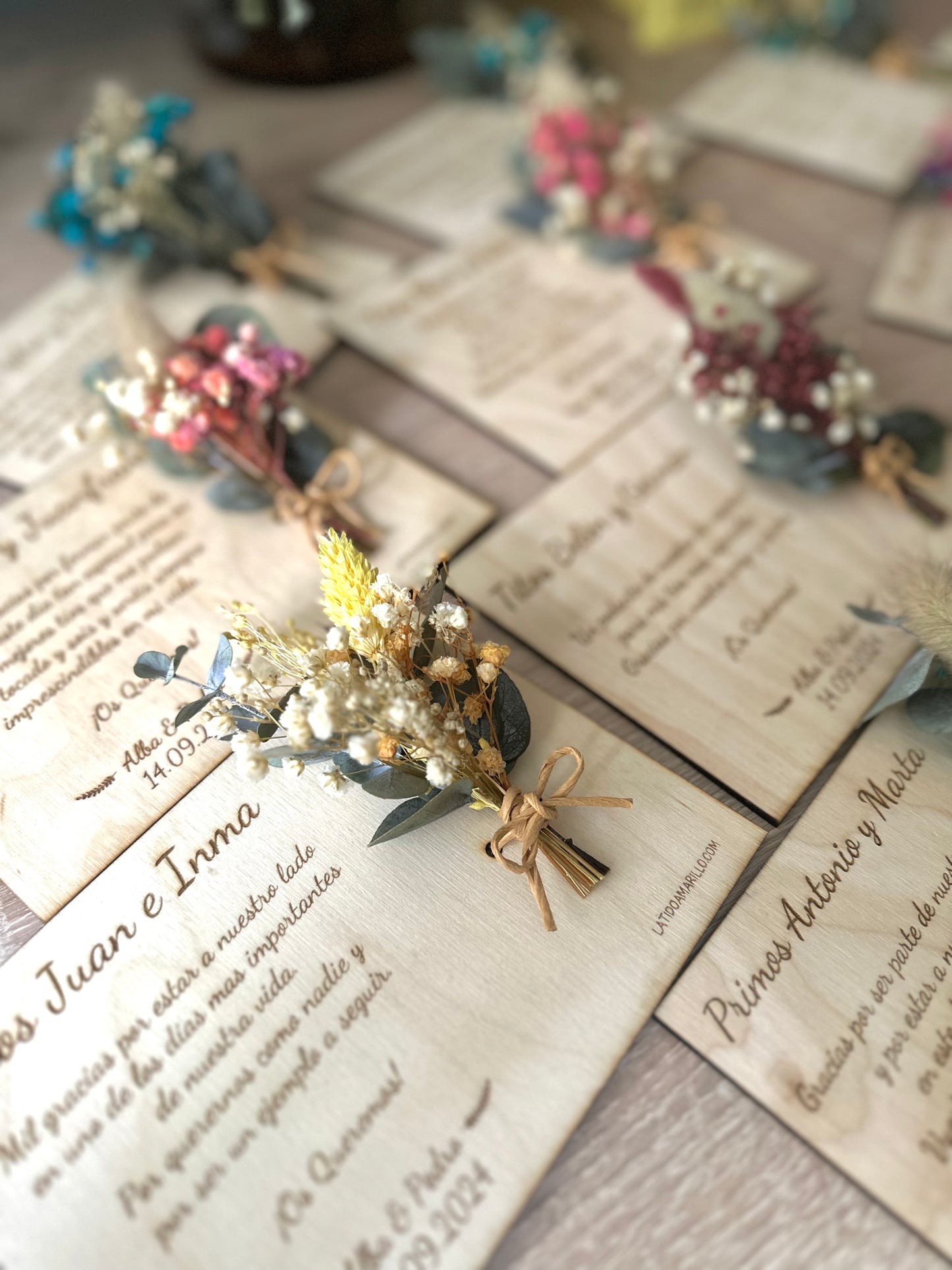Placa de Madera Personalizada con flores preservadas