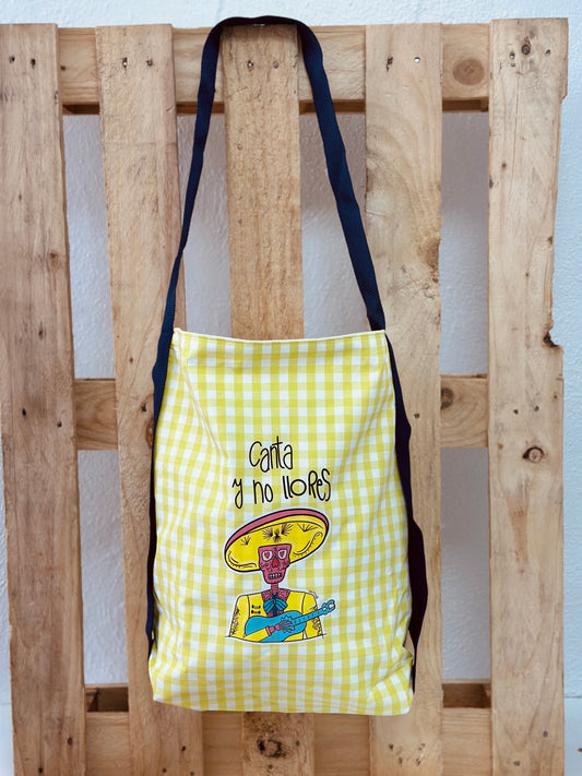 Bolso Tote canta y no llores amarillo
