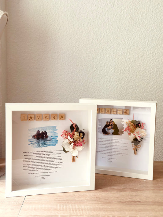 Cuadro con texto, flores preservadas y fotografía.