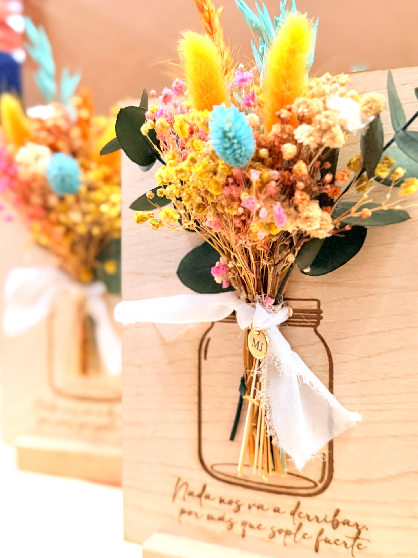 Placa con ramo de flor y medalla