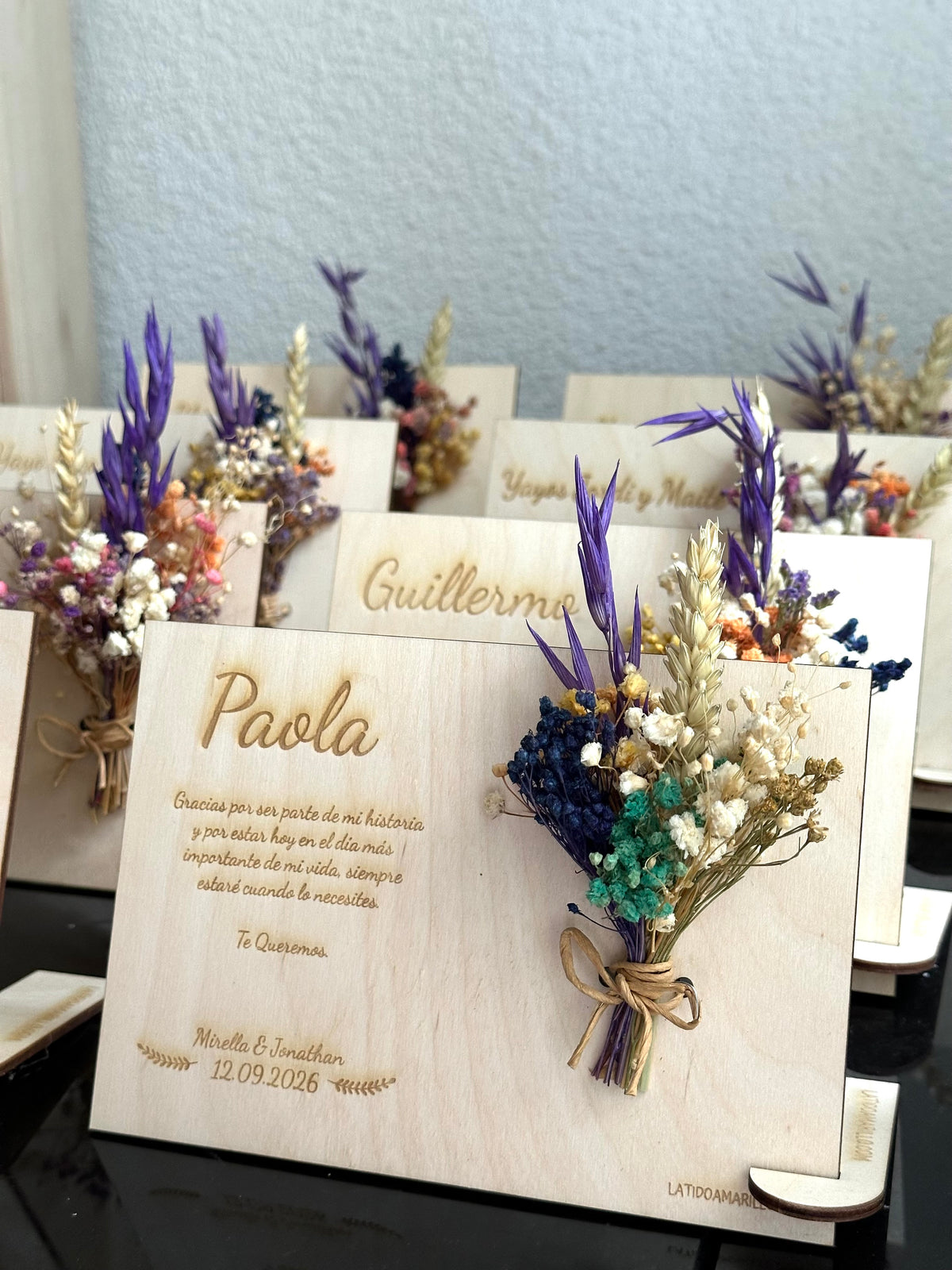 Placa de Madera Personalizada con flores preservadas