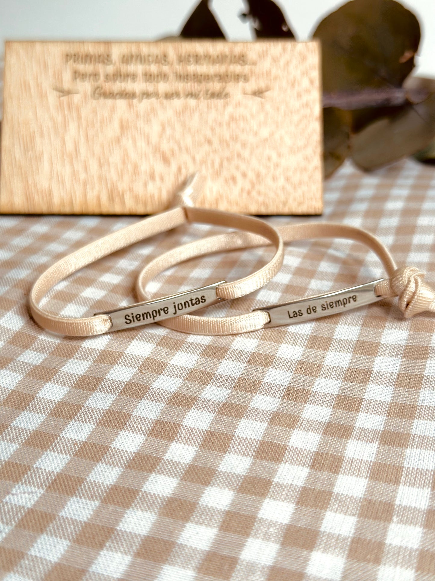 Pulsera con placa de madera