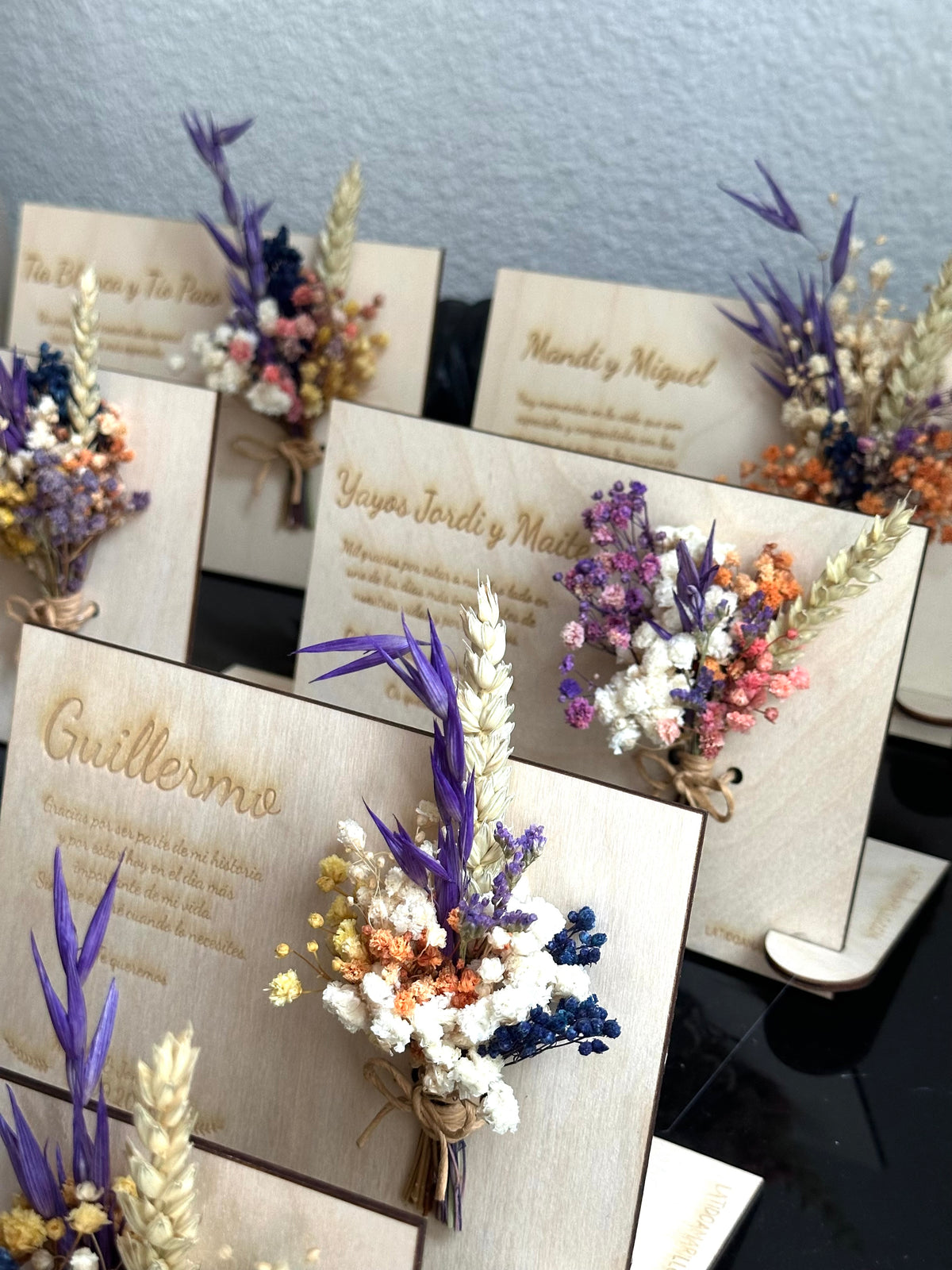 Placa de Madera Personalizada con flores preservadas