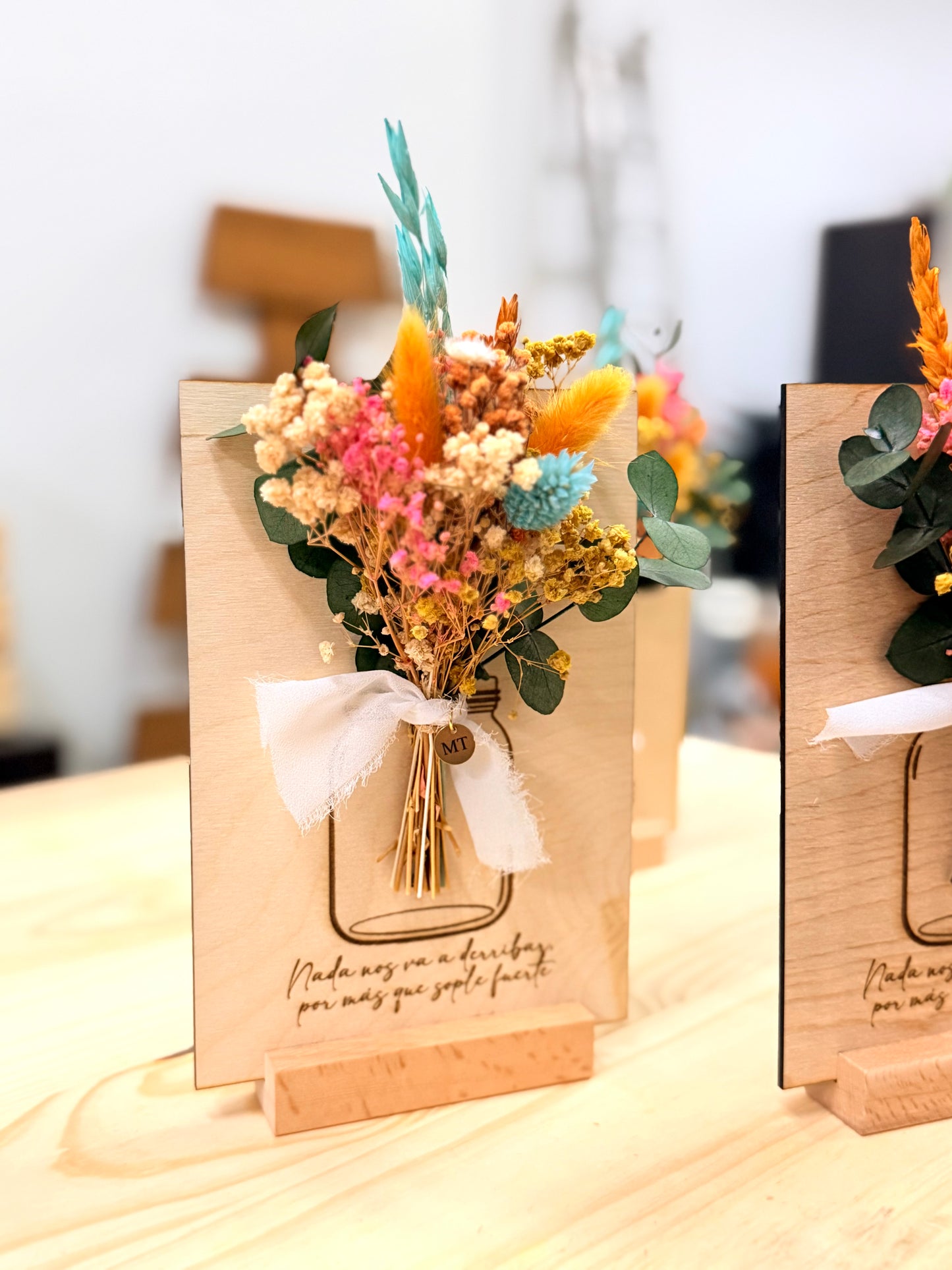 Placa con ramo de flor y medalla