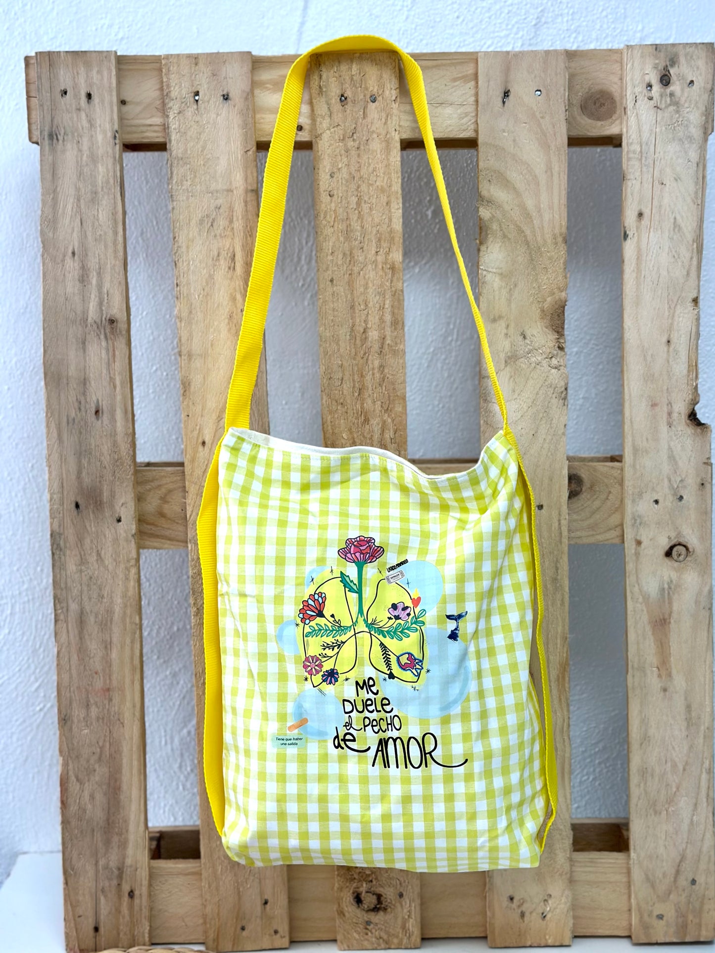 Bolso Tote me duele el pecho de amor amarillo