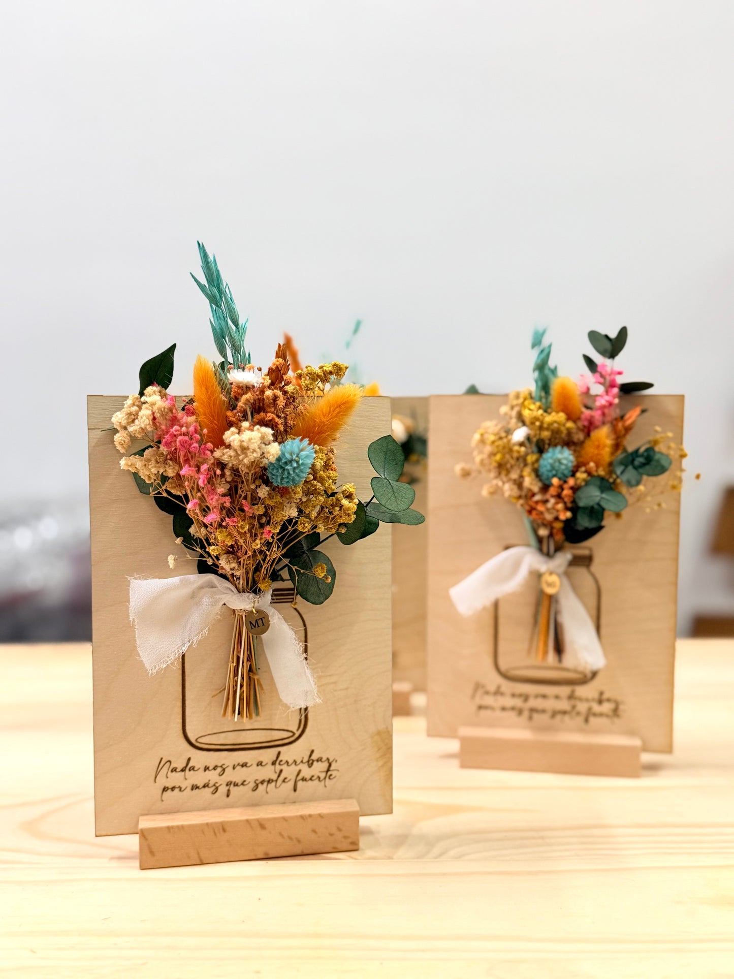 Placa con ramo de flor y medalla