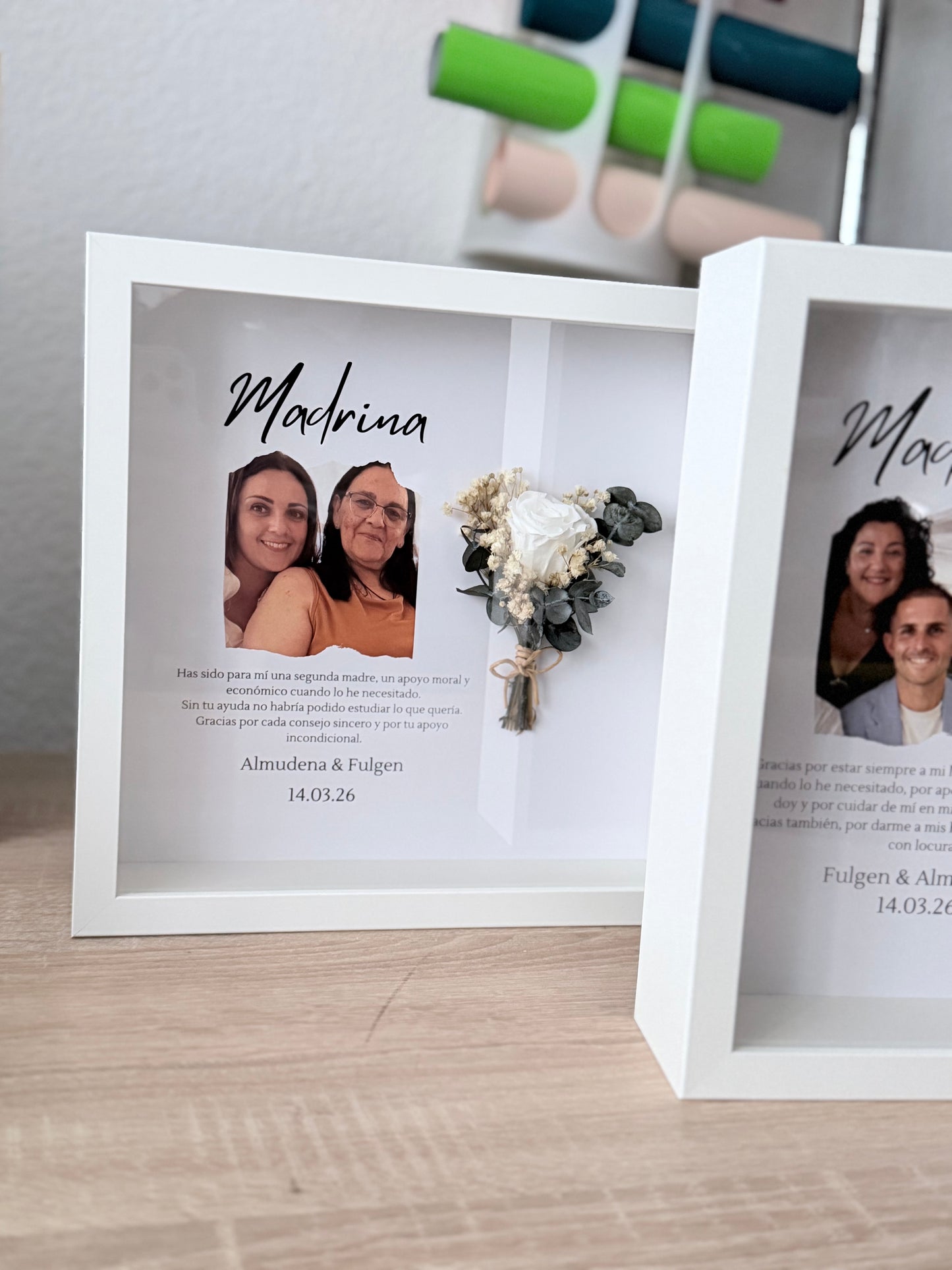 Cuadro con texto, flores preservadas y fotografía.
