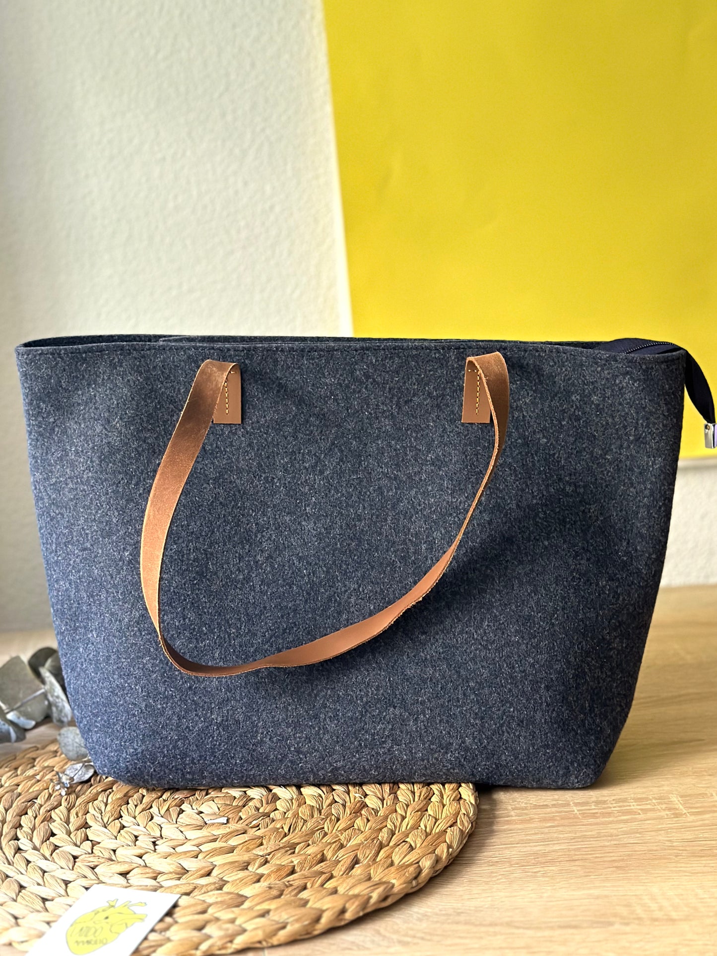 Bolso de Fieltro Bordado Granate o Azul Marino