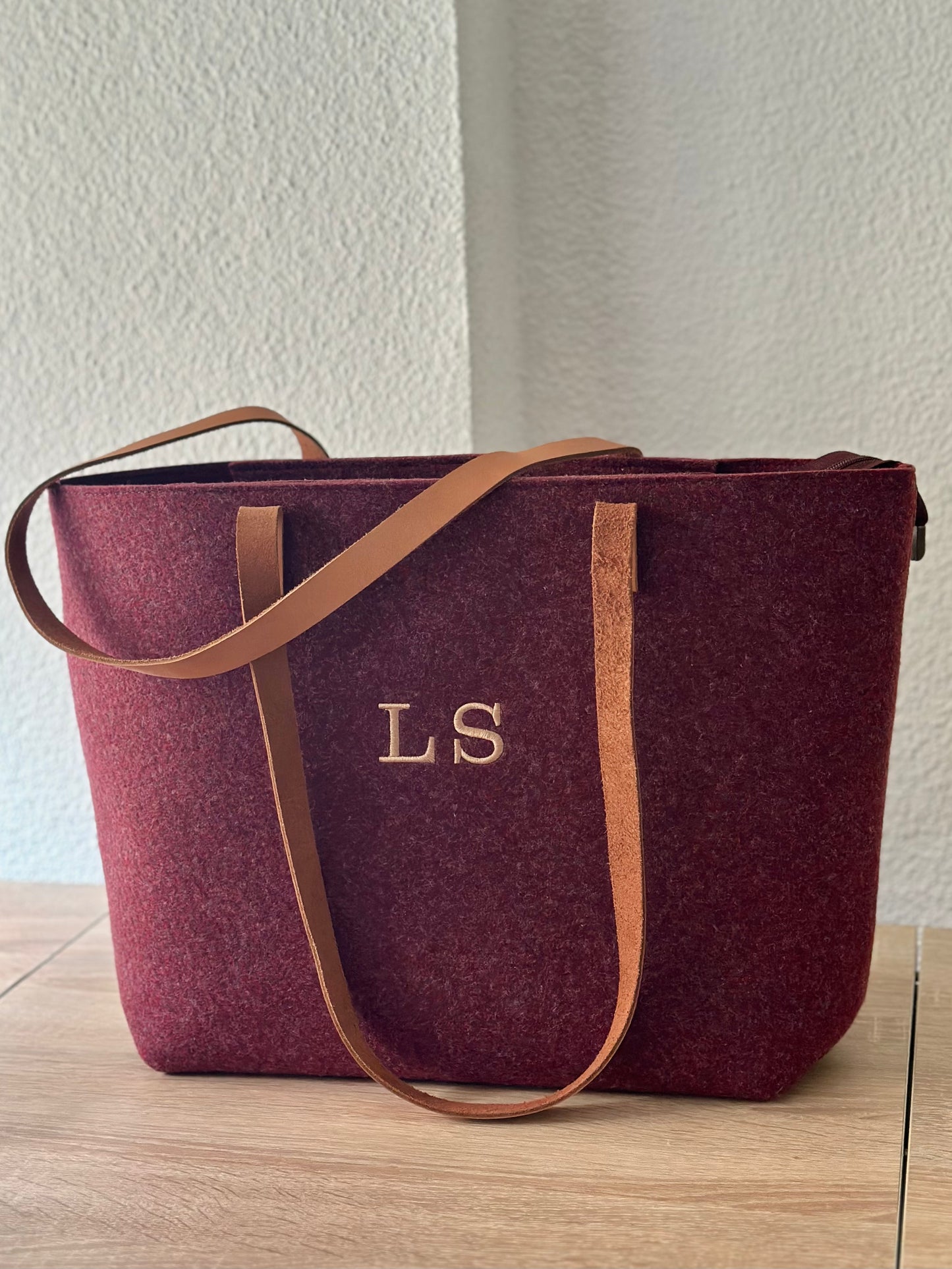 Bolso de Fieltro Bordado Granate o Azul Marino
