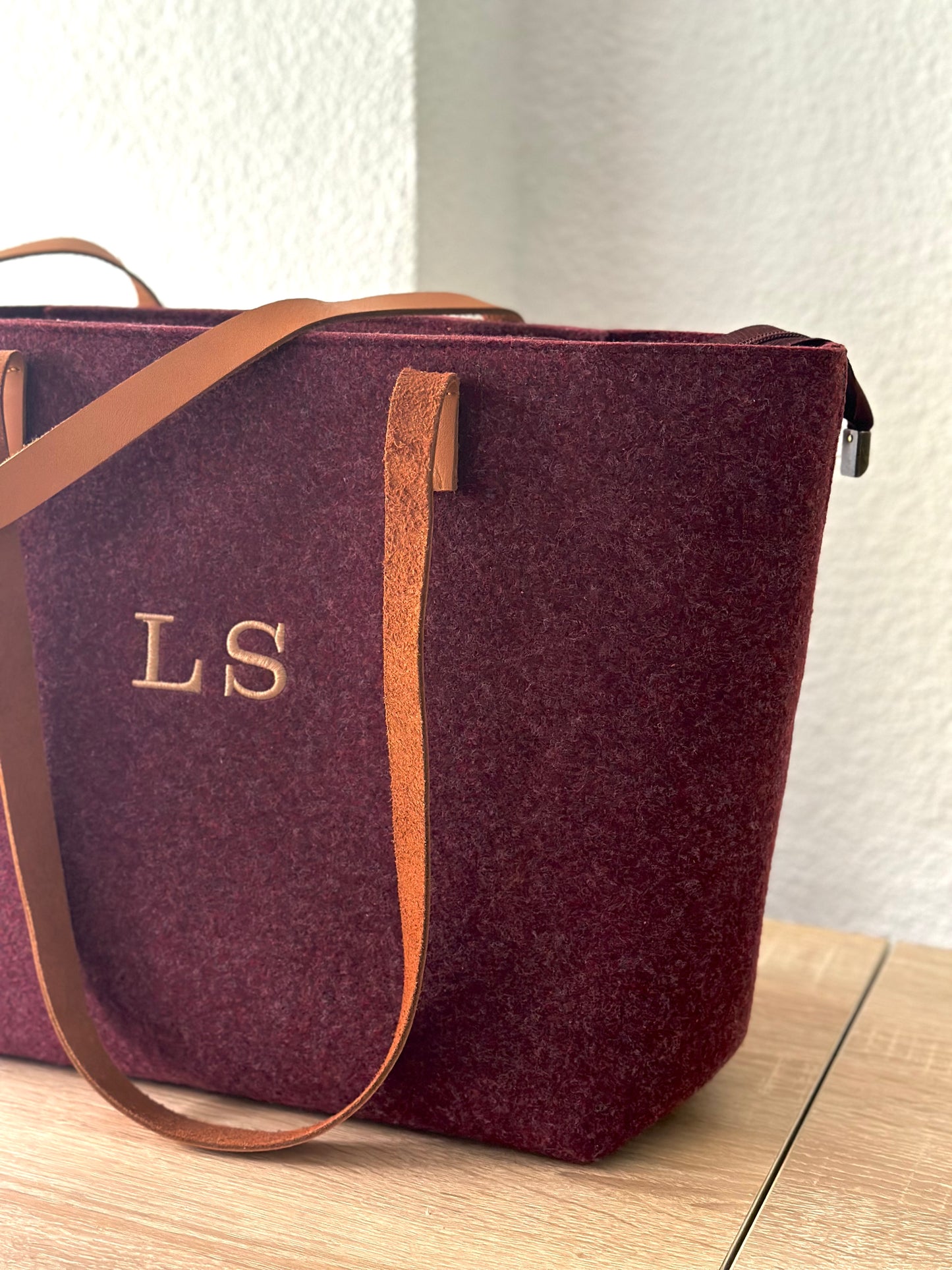 Bolso de Fieltro Bordado Granate o Azul Marino