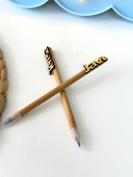 Lápices de madera con nombre.